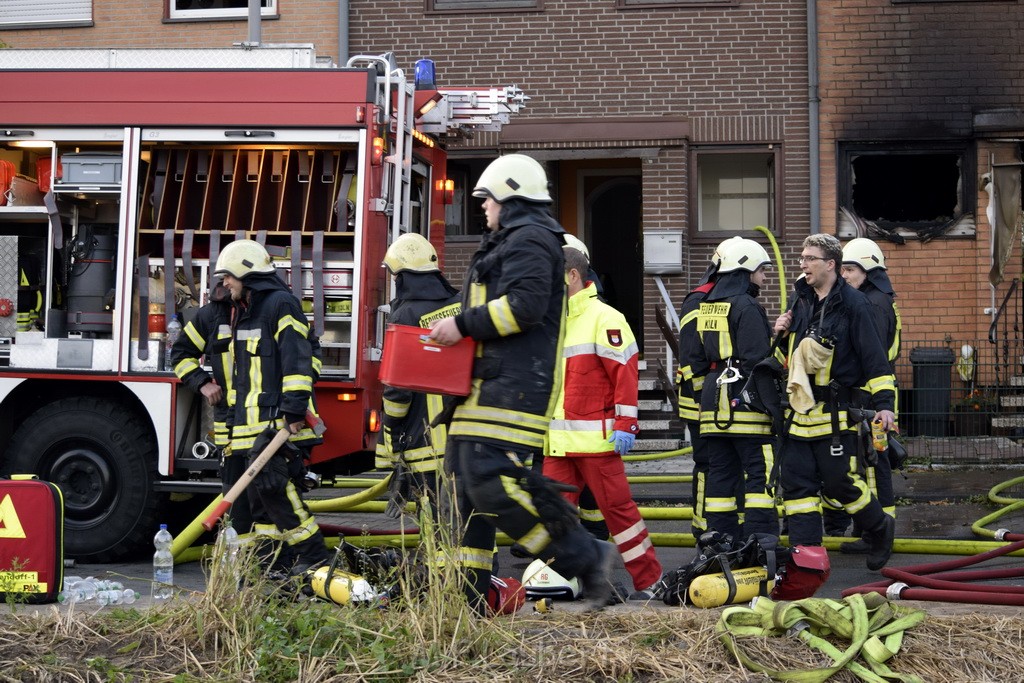 Feuer 2 Vollbrand Reihenhaus Roggendorf Berrischstr P098.JPG - Miklos Laubert